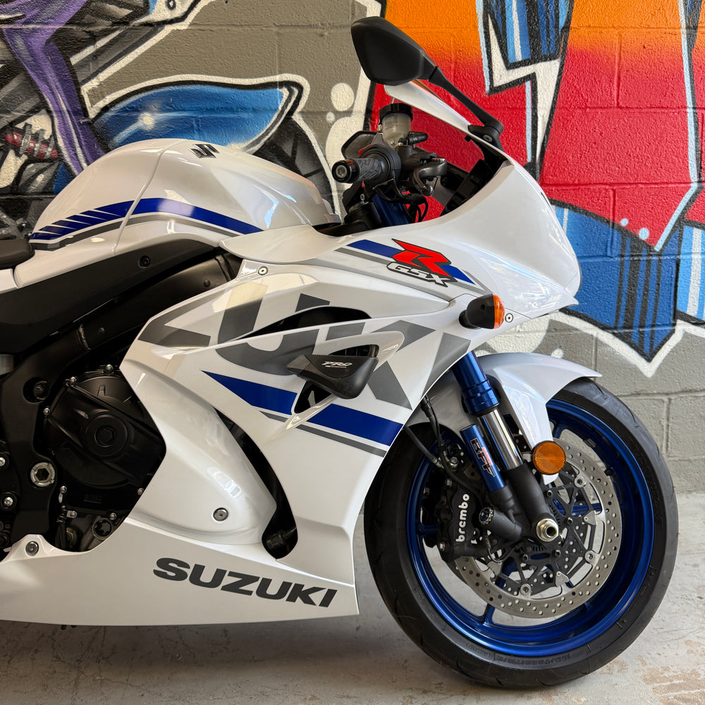 
                      
                        2018 SUZUKI GSXR 1000R WHITE BLIZZARD PEARL
                      
                    