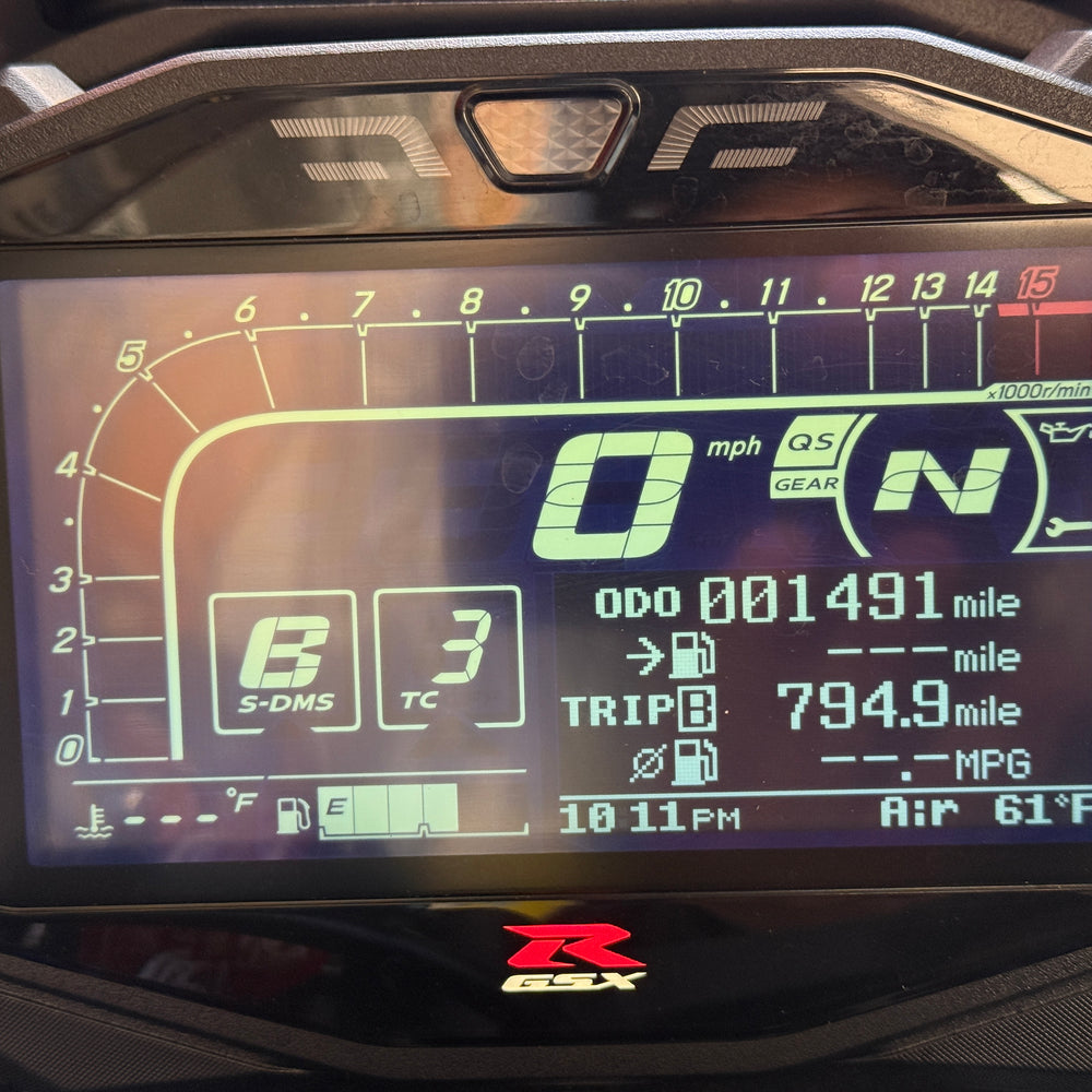 
                      
                        2018 SUZUKI GSXR 1000R WHITE BLIZZARD PEARL
                      
                    