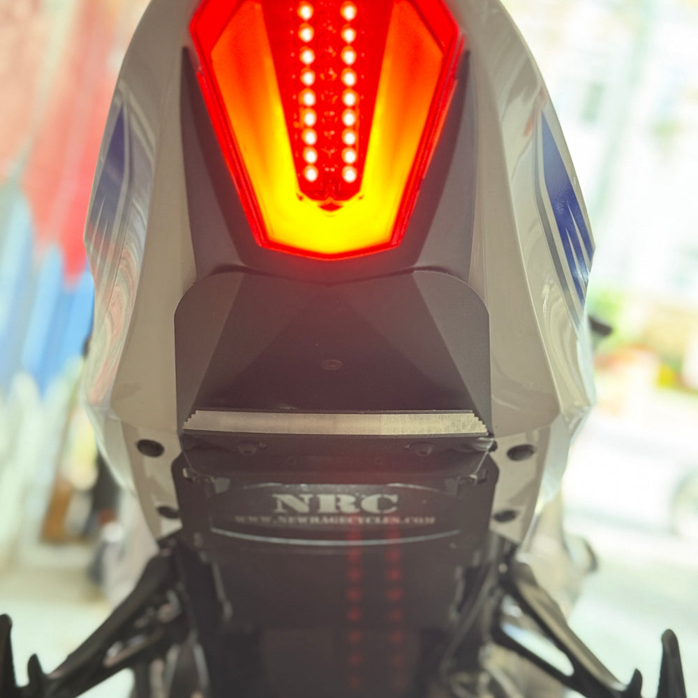 
                      
                        2018 SUZUKI GSXR 1000R WHITE BLIZZARD PEARL
                      
                    