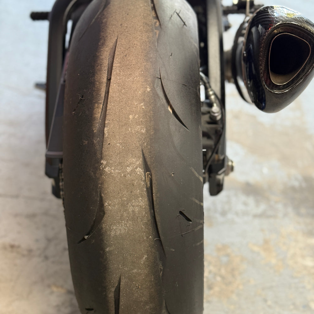 
                      
                        2018 SUZUKI GSXR 1000R WHITE BLIZZARD PEARL
                      
                    