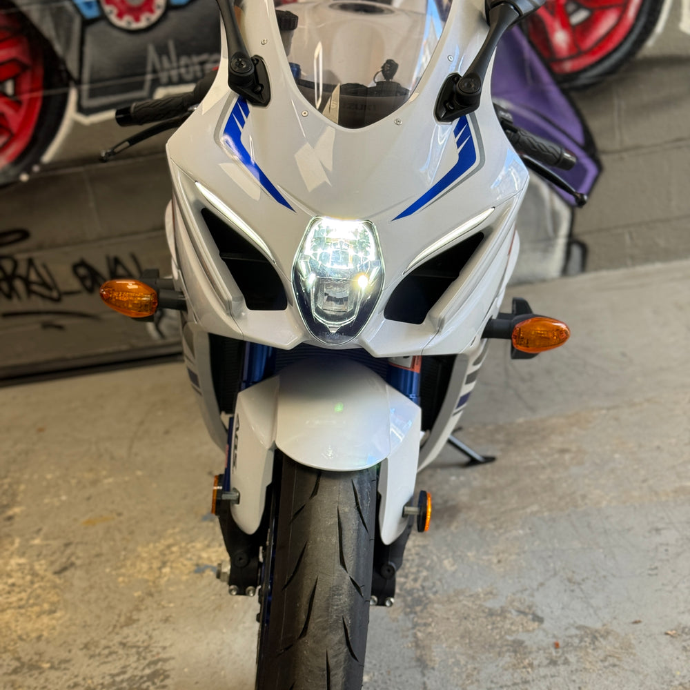 
                      
                        2018 SUZUKI GSXR 1000R WHITE BLIZZARD PEARL
                      
                    