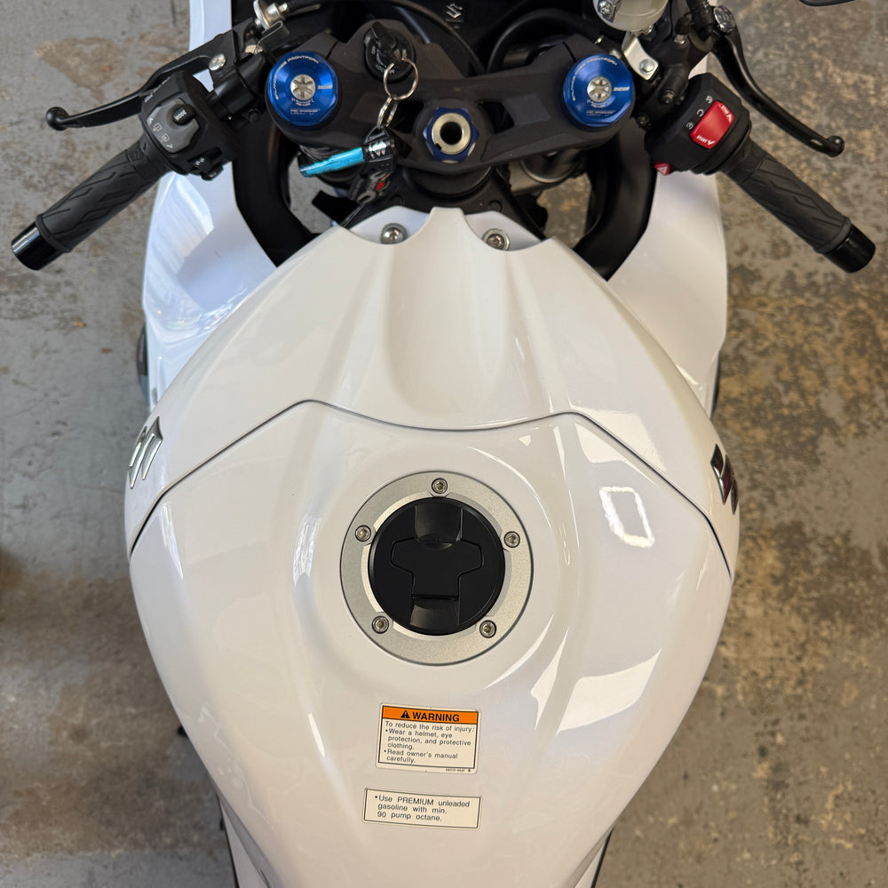 
                      
                        2018 SUZUKI GSXR 1000R WHITE BLIZZARD PEARL
                      
                    