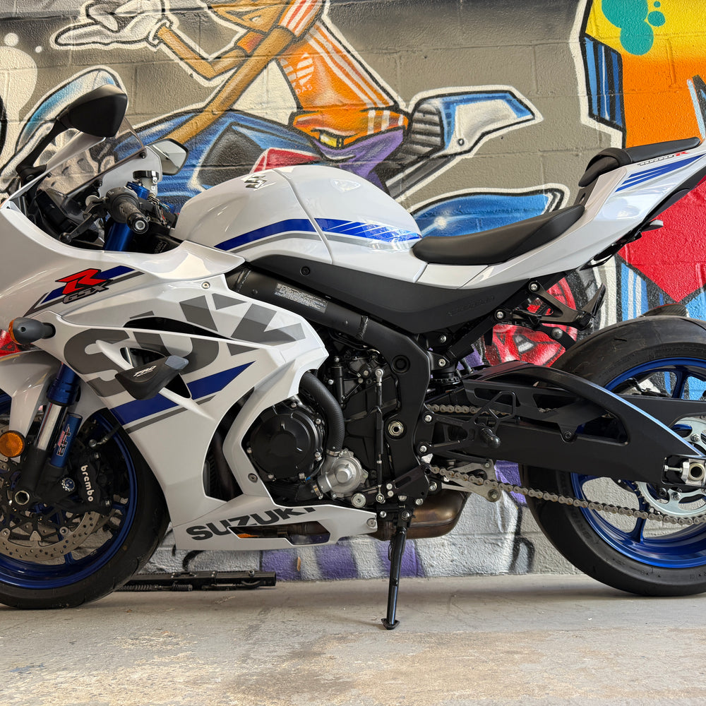 
                      
                        2018 SUZUKI GSXR 1000R WHITE BLIZZARD PEARL
                      
                    