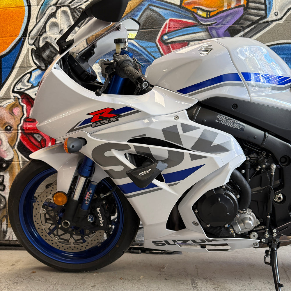 
                      
                        2018 SUZUKI GSXR 1000R WHITE BLIZZARD PEARL
                      
                    