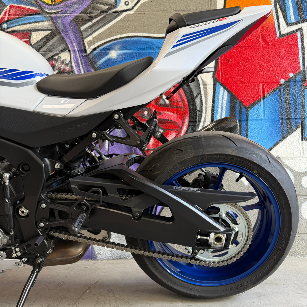 
                      
                        2018 SUZUKI GSXR 1000R WHITE BLIZZARD PEARL
                      
                    