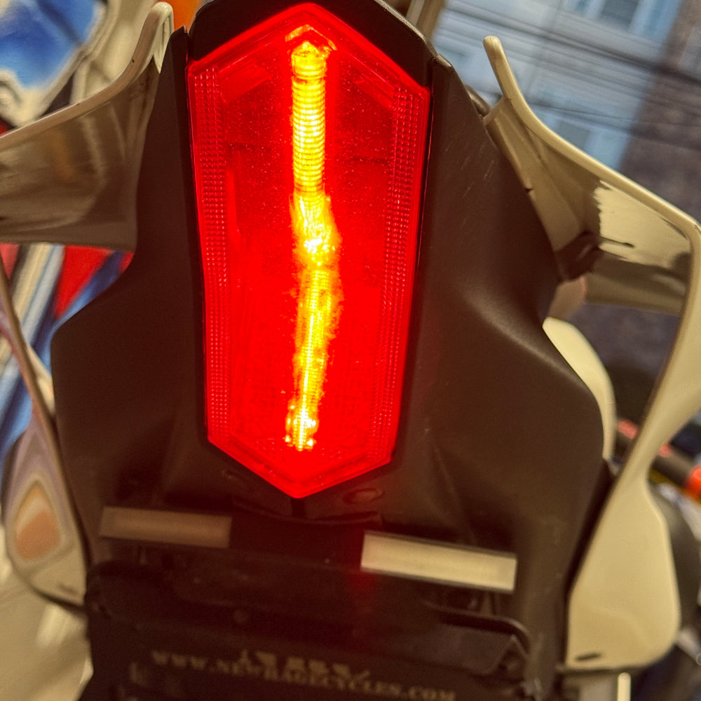 
                      
                        2022 YAMAHA R7 60TH ANNIV. ED. AKRAPOVIC
                      
                    