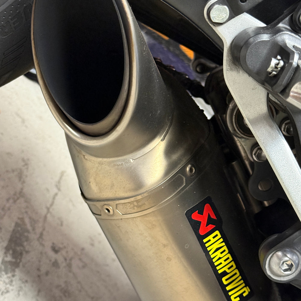 
                      
                        2022 YAMAHA R7 60TH ANNIV. ED. AKRAPOVIC
                      
                    