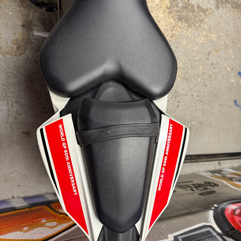 
                      
                        2022 YAMAHA R7 60TH ANNIV. ED. AKRAPOVIC
                      
                    