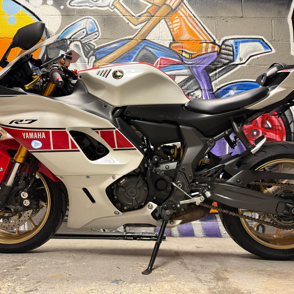 
                      
                        2022 YAMAHA R7 60TH ANNIV. ED. AKRAPOVIC
                      
                    