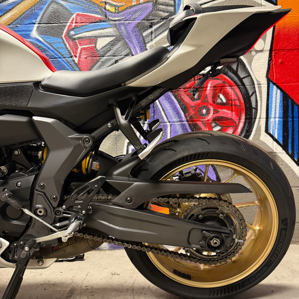 
                      
                        2022 YAMAHA R7 60TH ANNIV. ED. AKRAPOVIC
                      
                    