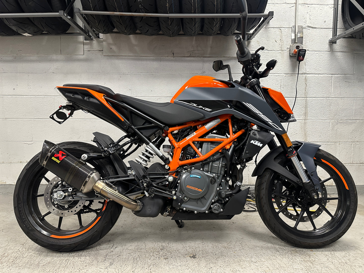 2023 KTM DUKE 390 AKRAPOVIC