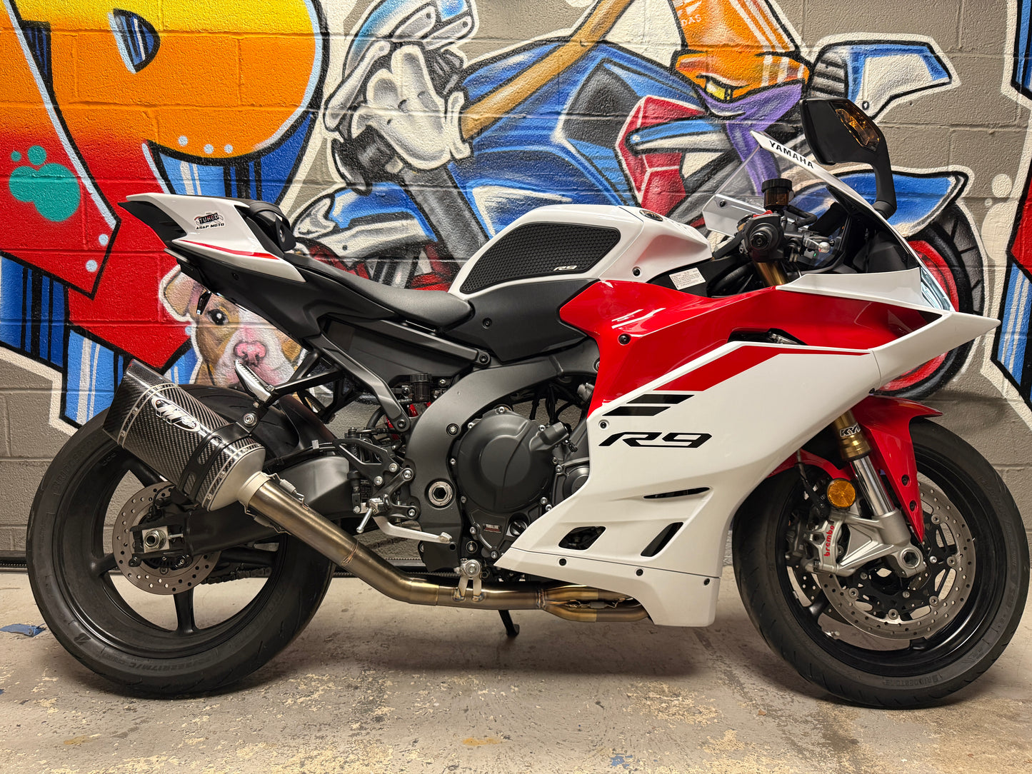 2025 YAMAHA YZFR9 in White and Red Livery M4