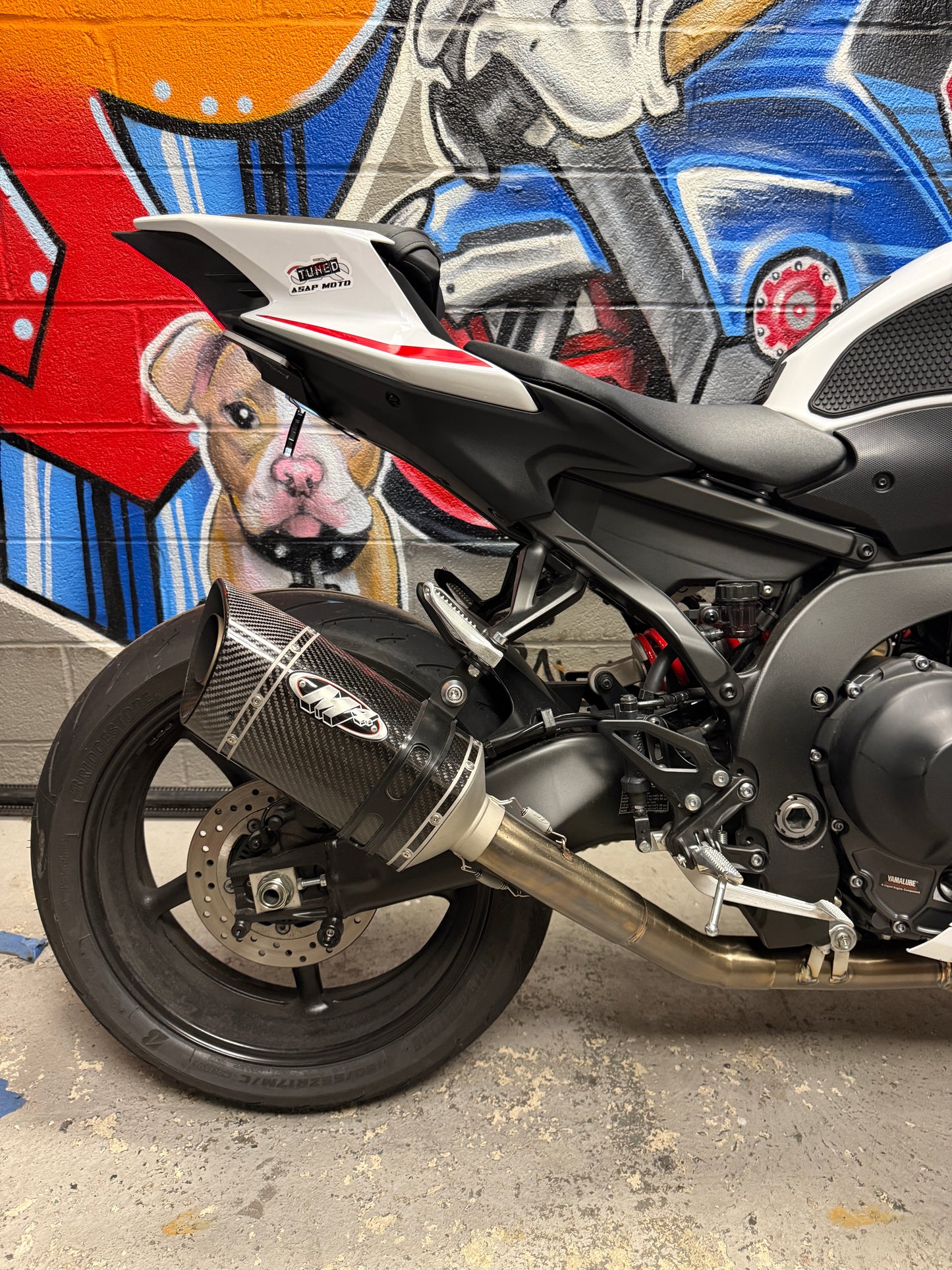 2025 YAMAHA YZFR9 in White and Red Livery M4