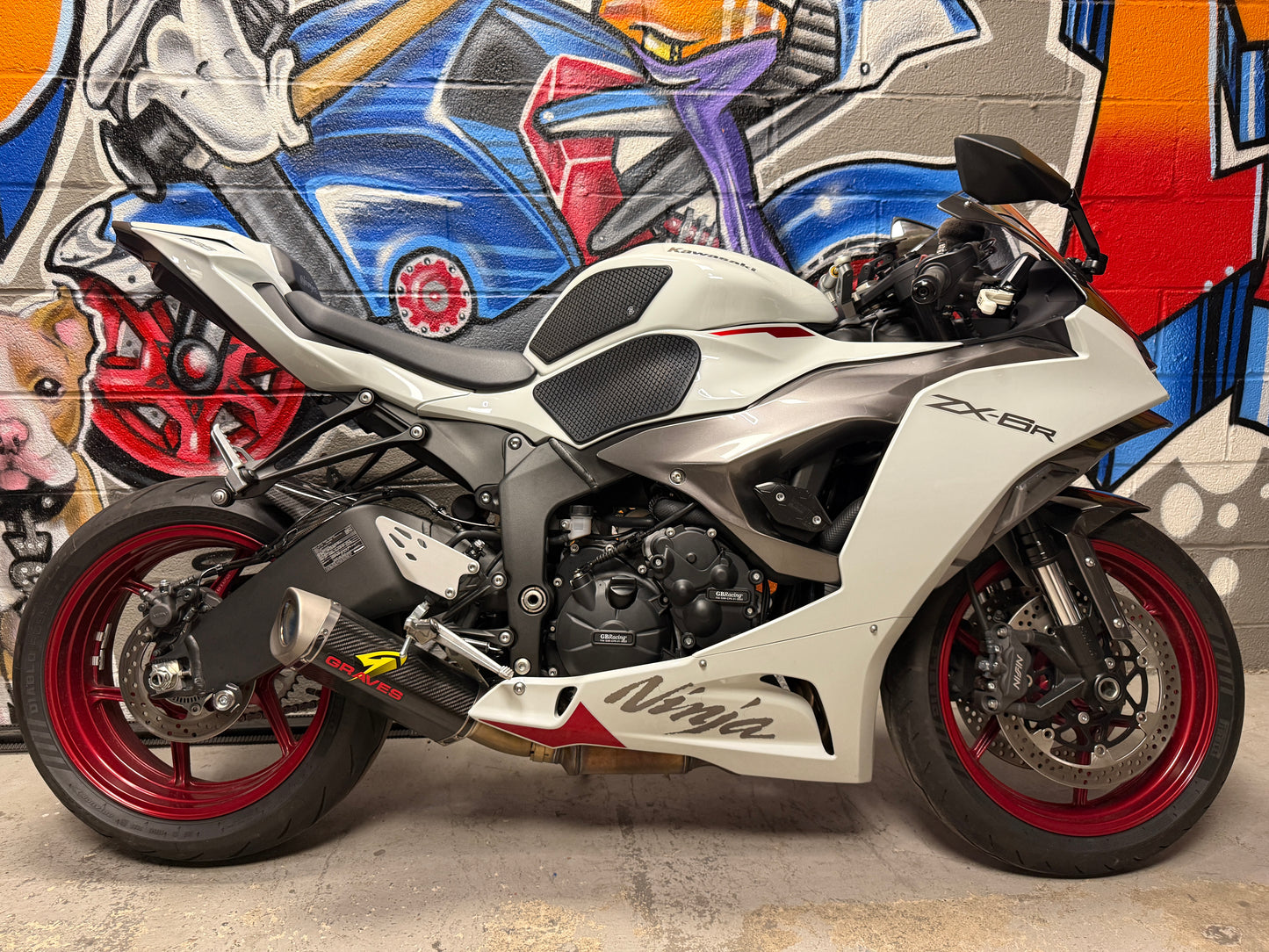 Kawasaki Ninja ZX6R in Pearl Robotic White GRAVES