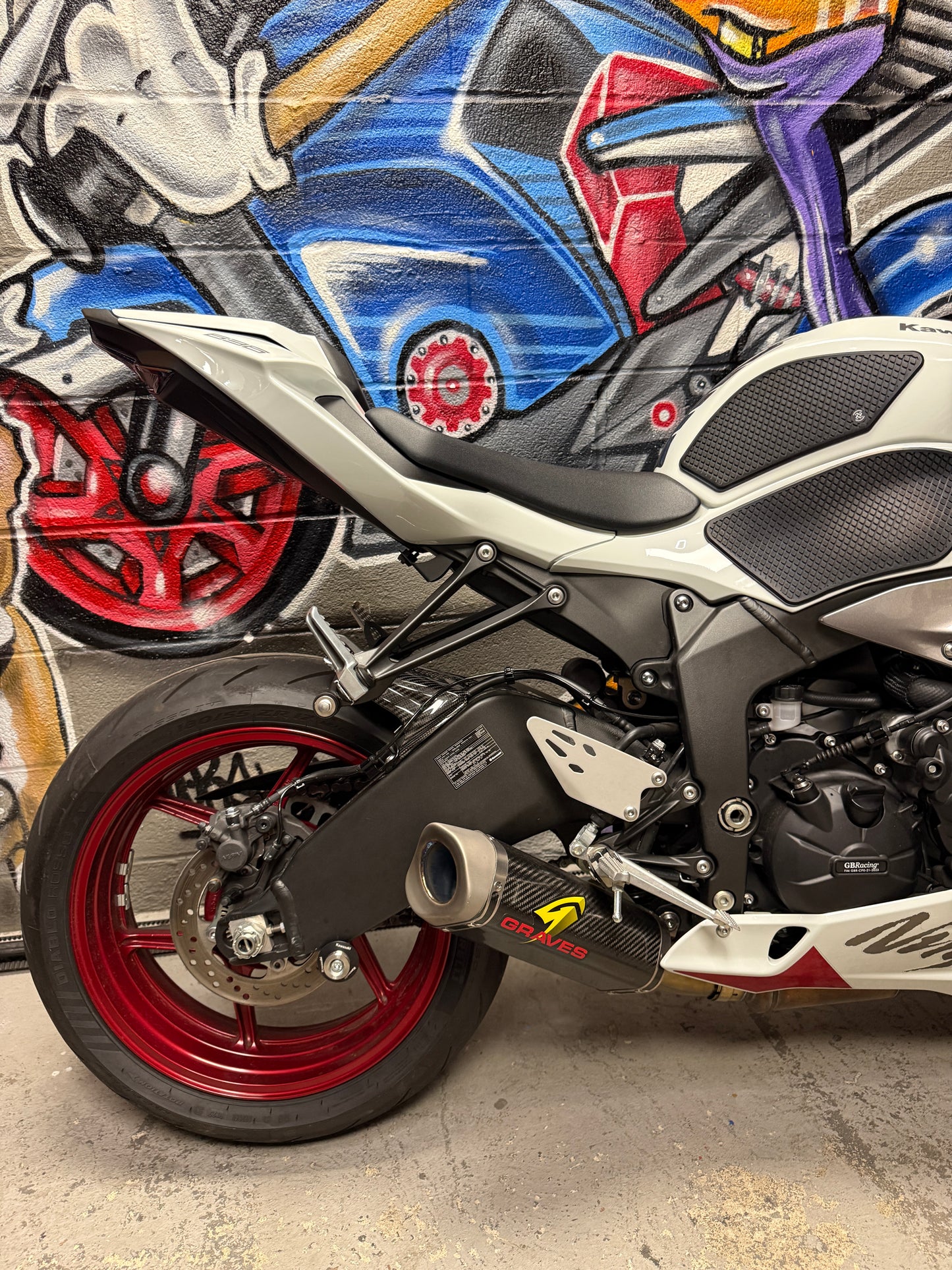 Kawasaki Ninja ZX6R in Pearl Robotic White GRAVES