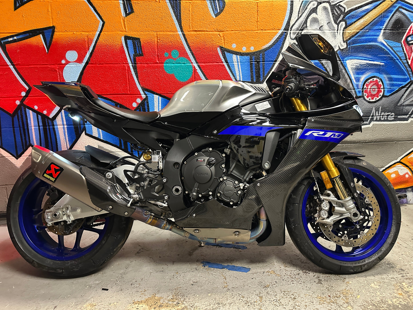 2023 YAMAHA R1M CARBON AKRAPOVIC