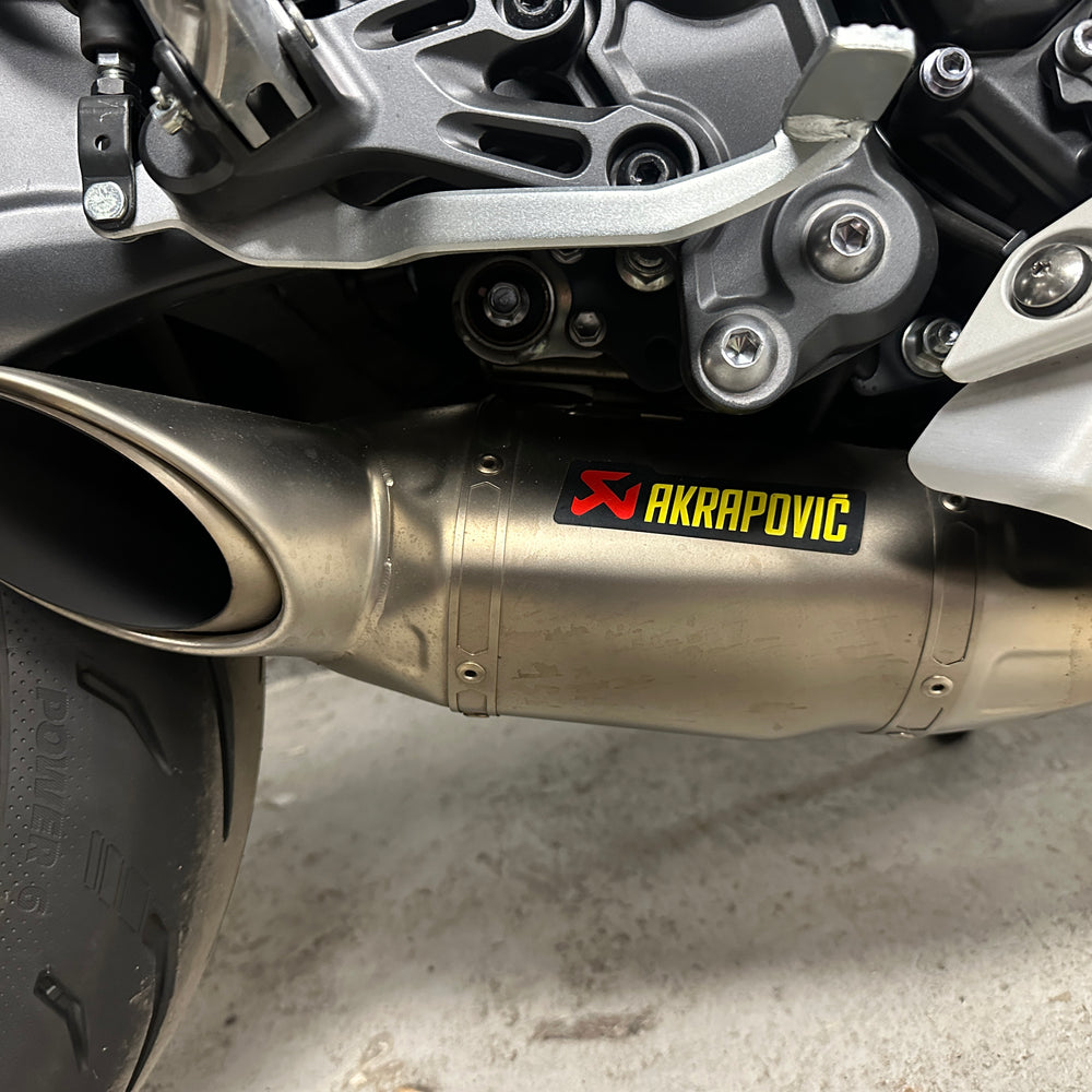 
                      
                        2022 YAMAHA R7 60TH ANNIV. ED. AKRAPOVIC
                      
                    