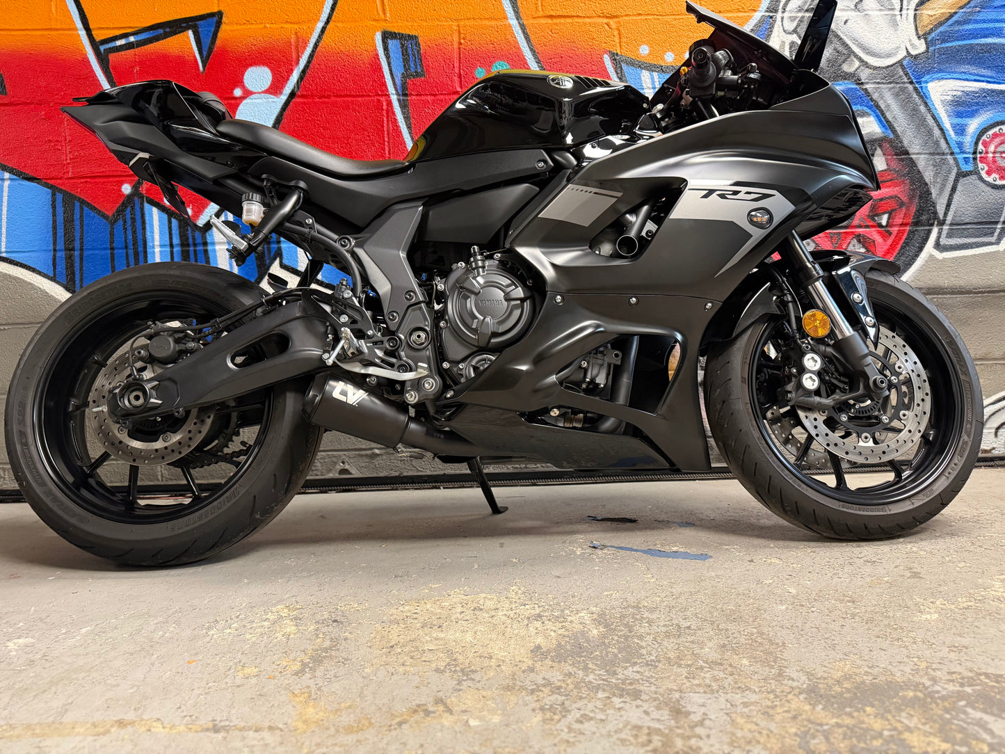 2025 Yamaha R7 in Matte Black Metallic Leo Vince