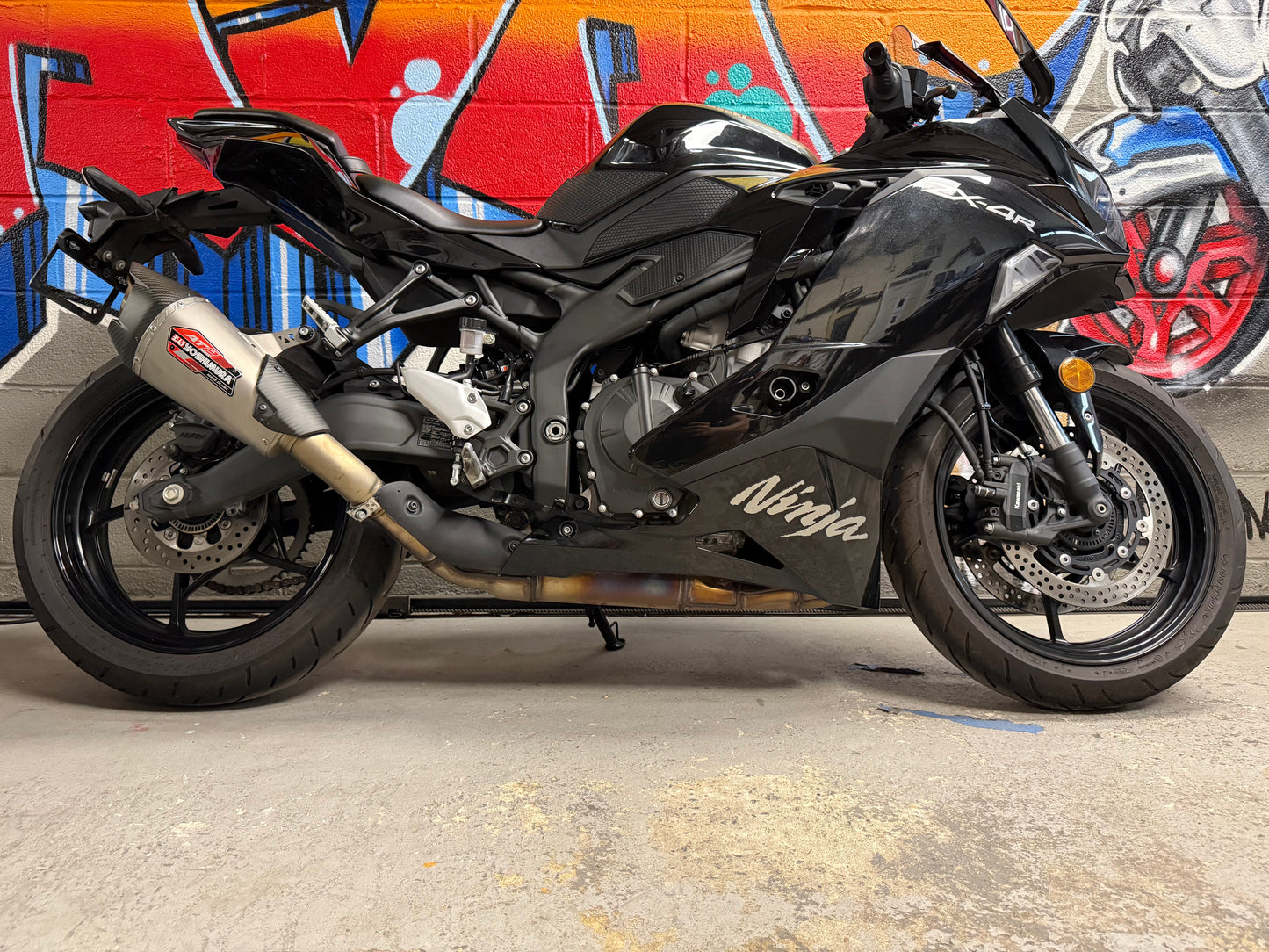 2024 Kawasaki Ninja ZX4R in Metallic Spark Black Yoshi AT2