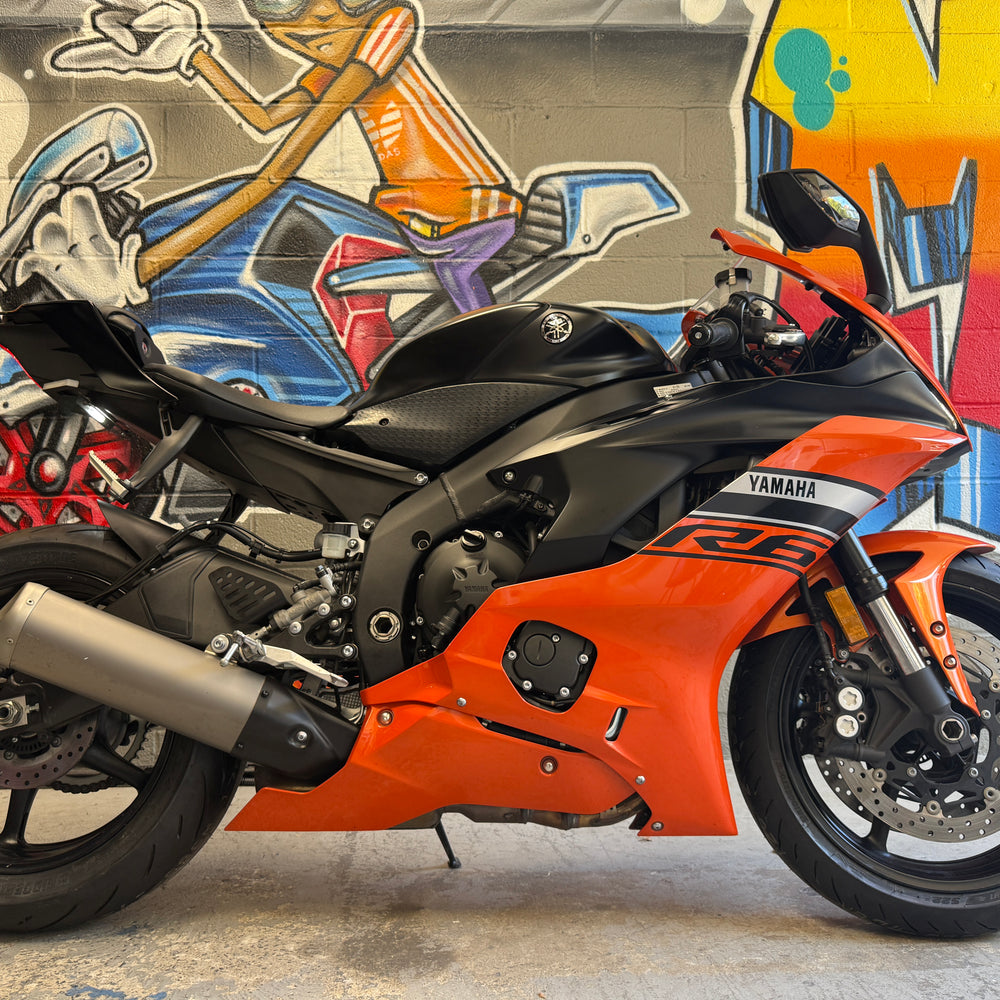 2020 Yamaha R6 in Vivid Orange and Black 🎃