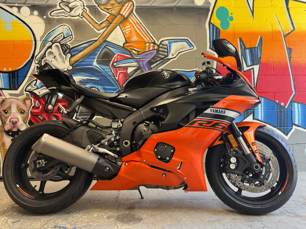 2020 Yamaha R6 in Vivid Orange and Black 🎃