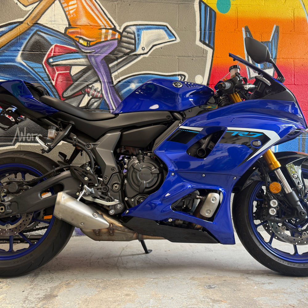 2025 YAMAHA R7 in Team Yamaha Blue