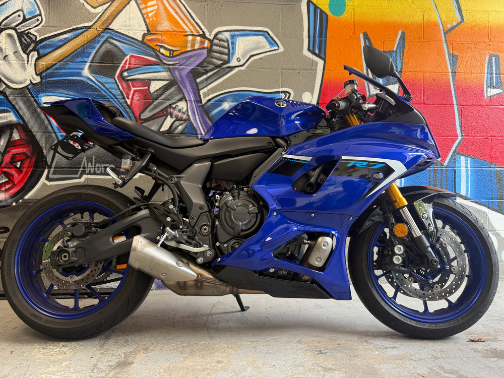 2025 YAMAHA R7 in Team Yamaha Blue